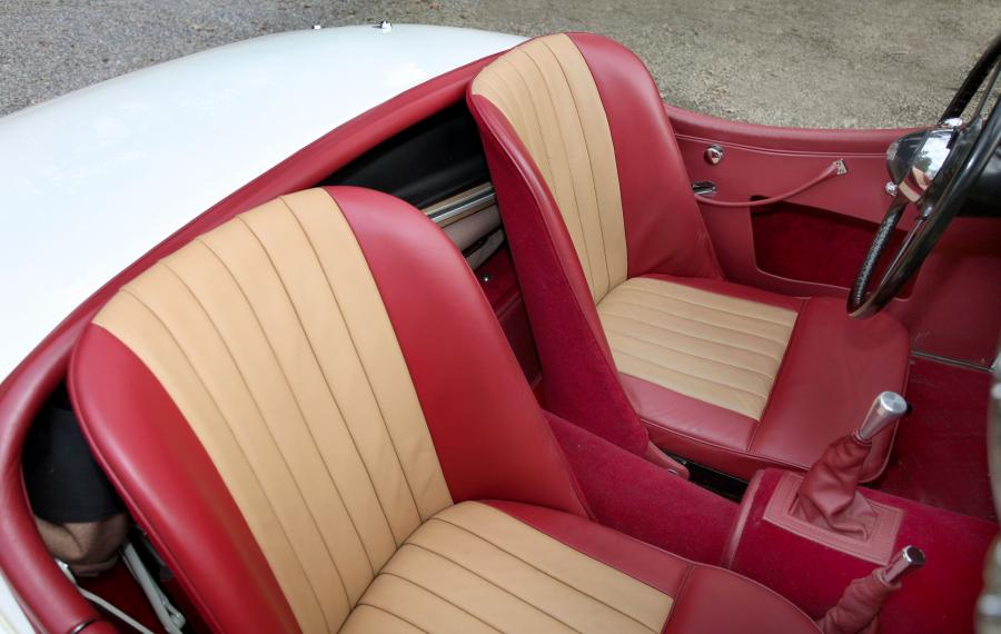  Jaguar XK120 Roadster White 1953 года  (фото 12 из 39)